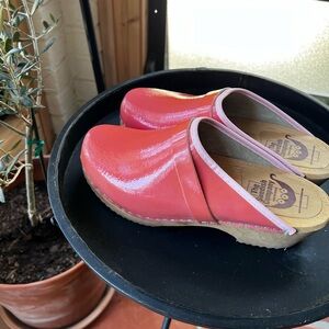 Size 40 (fit like 9) Pink Patent Leather Clogs by The Swedish Company